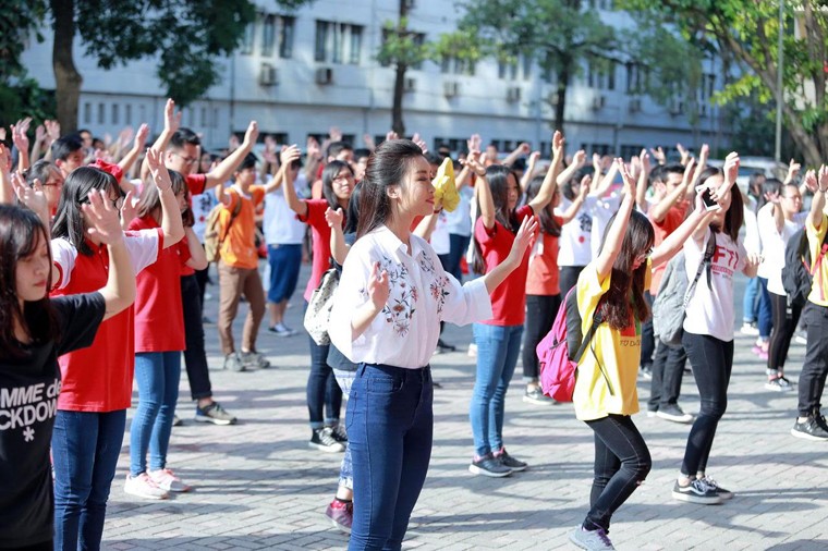 Hoa hau My Linh nhay flashmob cung sinh vien DH Ngoai thuong-Hinh-6